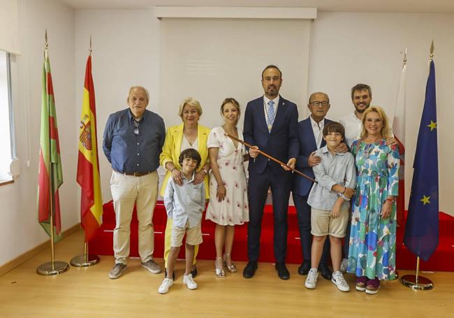 Javier López Estrada sostiene el bastón de mando, junto a su familia.