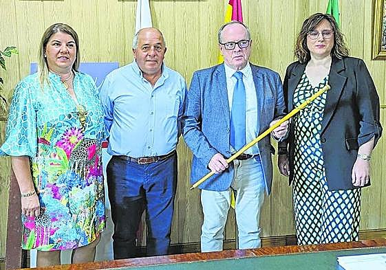 Eduardo Ortiz sostiene el bastón de mando.