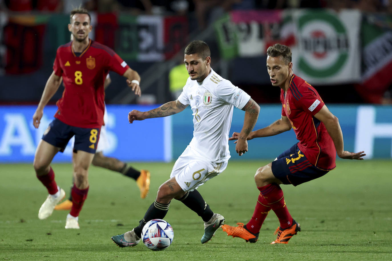 Sergio Canales marca a Marco Verratti en el partido ante Italia.