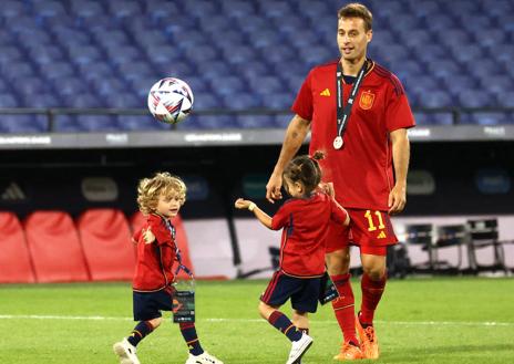 Imagen secundaria 1 - Arriba, foto de familia de la selección española con el Rey felipe VI. Abajo, el cántabro con la medalla y sus hijos. 