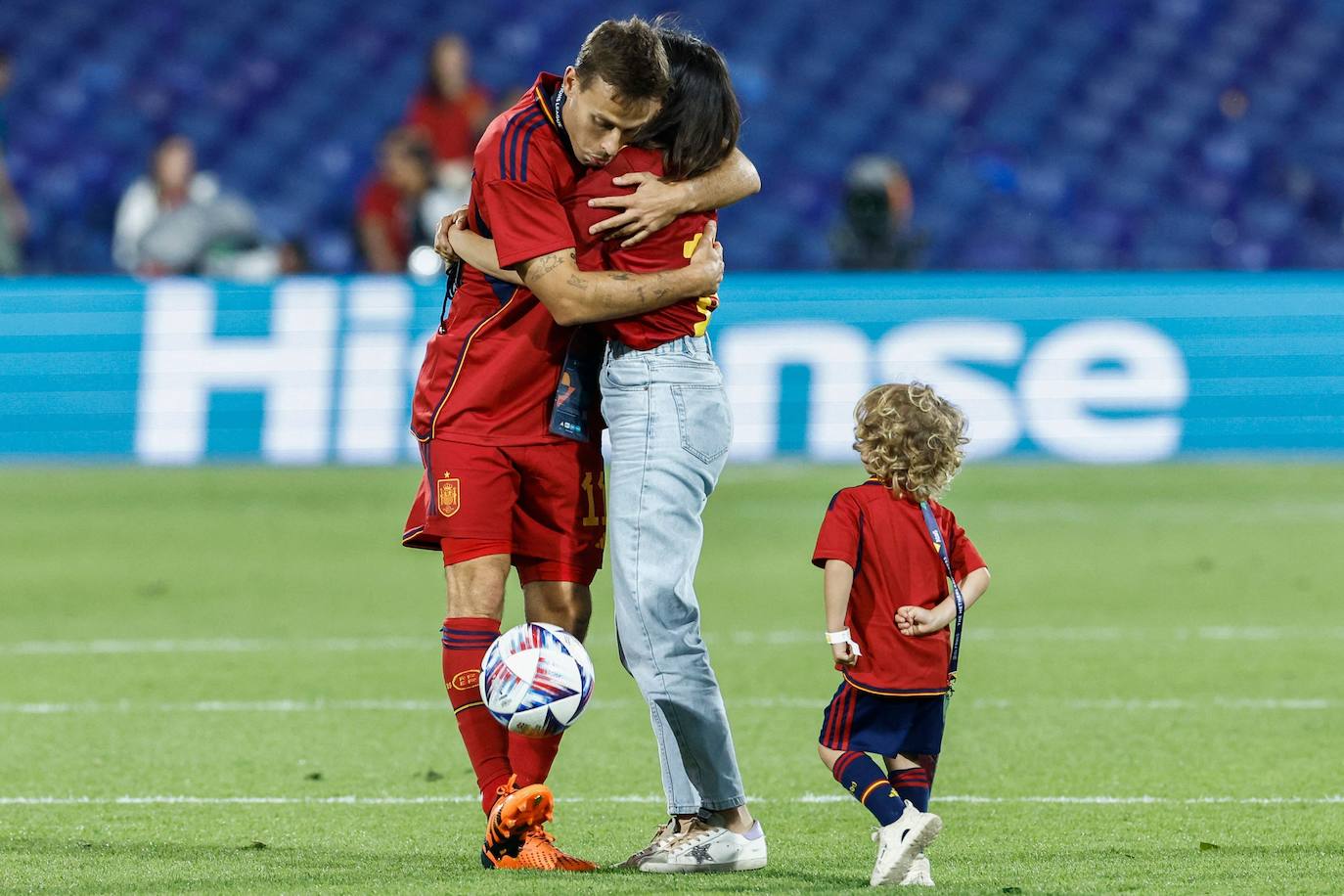 Canales se abraza a su mujer, Cris Llorens, en presencia de uno de sus hijos, nada más proclamarse campeón. 