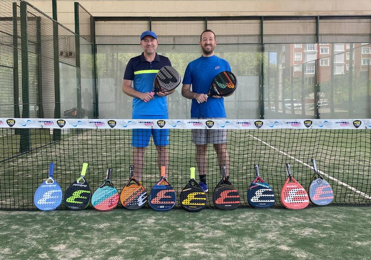 Santi Hernández Sádaba y David Hernández Sádaba junto a la nueva colección de BullPadel.