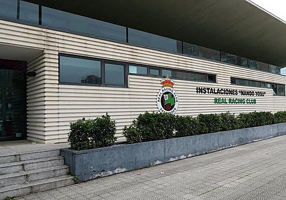 Acceso a las Instalaciones Nando Yosu, en La Albericia.