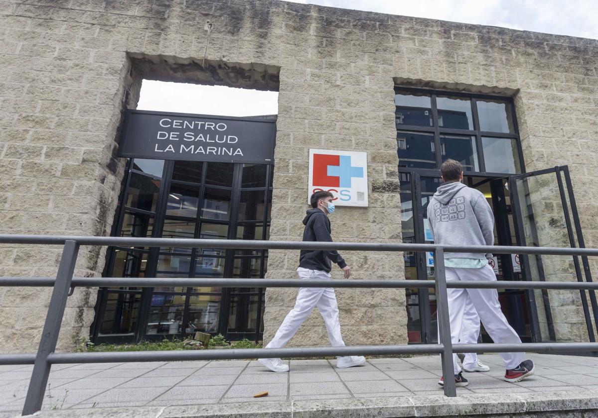 Usuarios a la puerta del centro de salud de La Marina, en la calle Castilla de Santander.