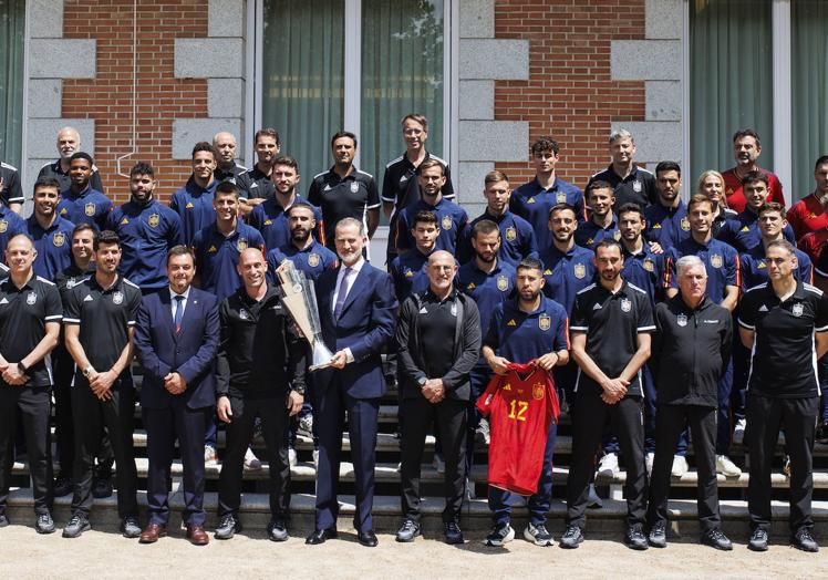 Imagen principal - Arriba, foto de familia de la selección española con el Rey felipe VI. Abajo, el cántabro con la medalla y sus hijos. 