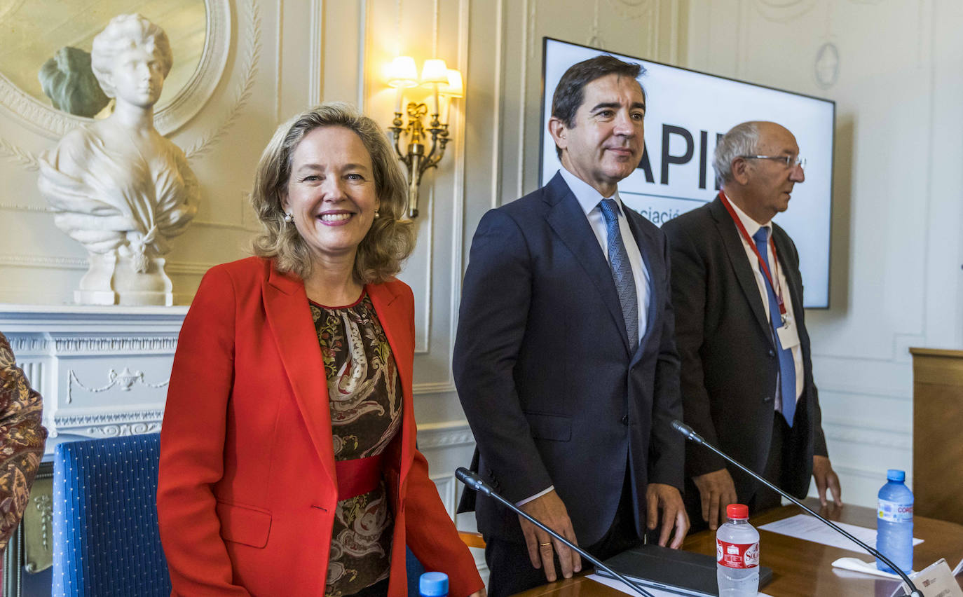 Calviño, Torres y Amancio Fernández, uno de los directores del curso de la APIE, ayer en La Magdalena, en Santander.