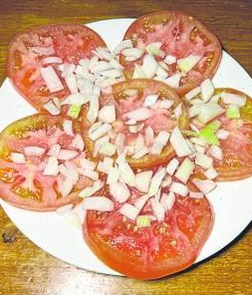 Imagen secundaria 2 - Pimientos de Padrón y tomate de Cantabria.