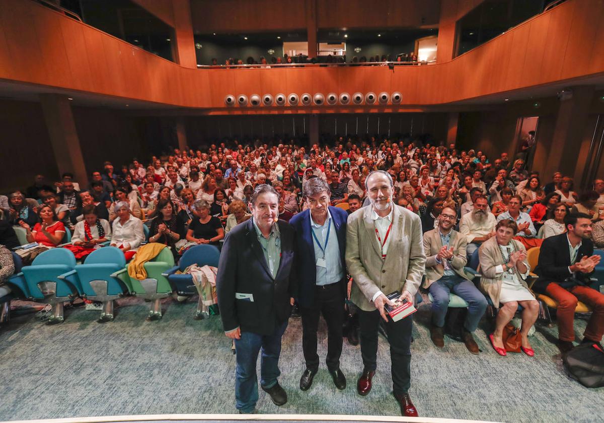 Luis García Montero, Carlos Andradas y Juan Cerezo ante un paraninfo abarrotado para homenajear a Grandes.