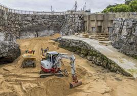 Los trabajos para retirar la arena de las piscinas del minizoo de La Magdalena comenzaron este pasado lunes.