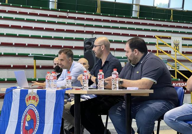 Mesa presidencial en la asamblea.