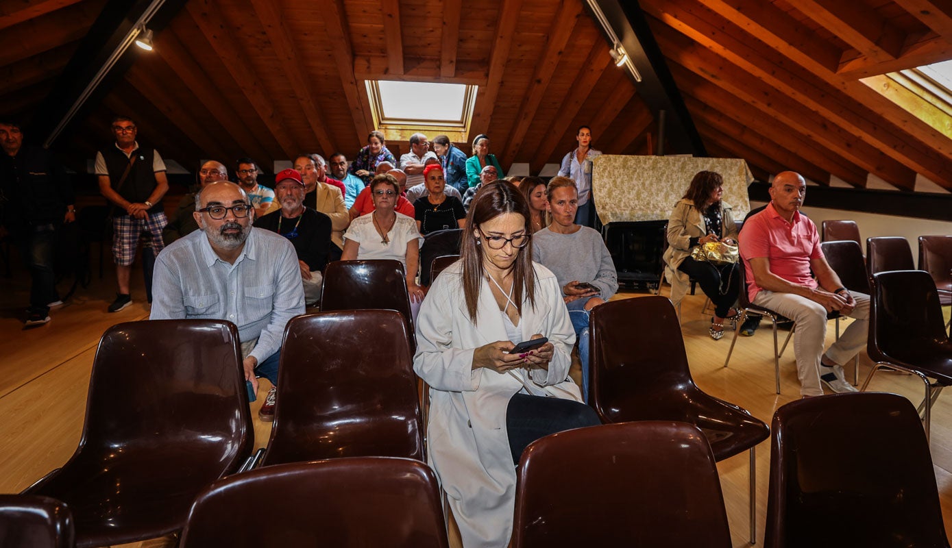 La nueva alcaldesa de San Vicente, al inicio de la reunión, cuando todavía no había llegado el sector crítico.