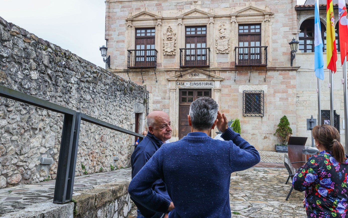 El líder del PP de San Vicente, Julián Vélez, dialoga con César Aja, miembro del equipo de Zuloaga, a las puertas del lugar de la asamblea. Vélez estaba allí porque participó en un acto cultural que se celebró en el mismo edificio