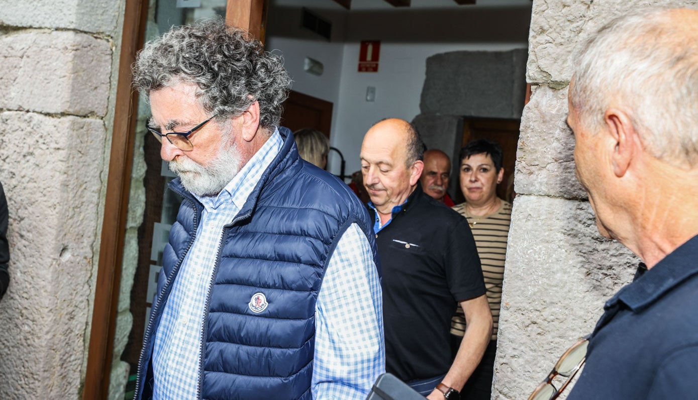 Dionisio Luguera, exalcalde de San Vicente y muy crítico con su sucesora, abandona la asamblea con cariacontecido.