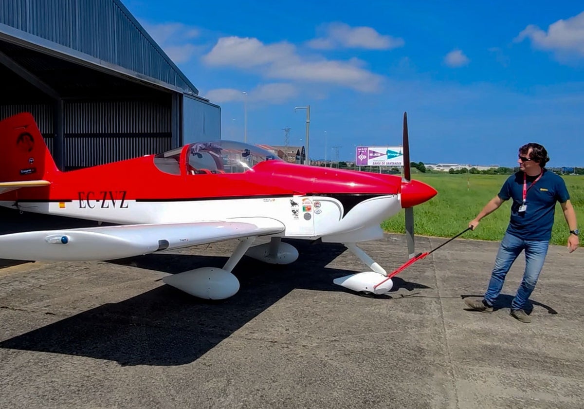 Iván González, sancando su avión del hangar del aeropuerto Seve Ballesteros, antes del vuelo.