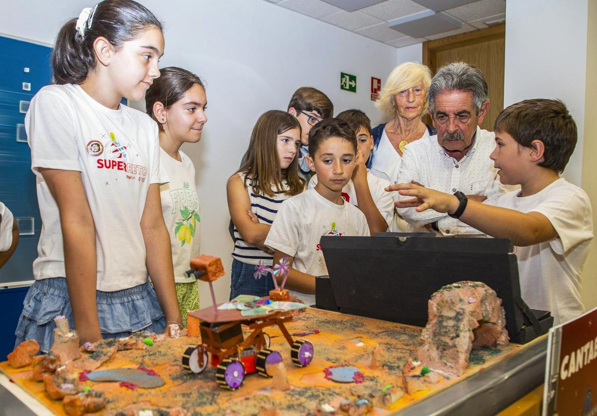 El único acto oficial de Revilla esta semana fue con los alumnos de los colegios Ramón y Cajal y Leonardo Torres Quevedo.