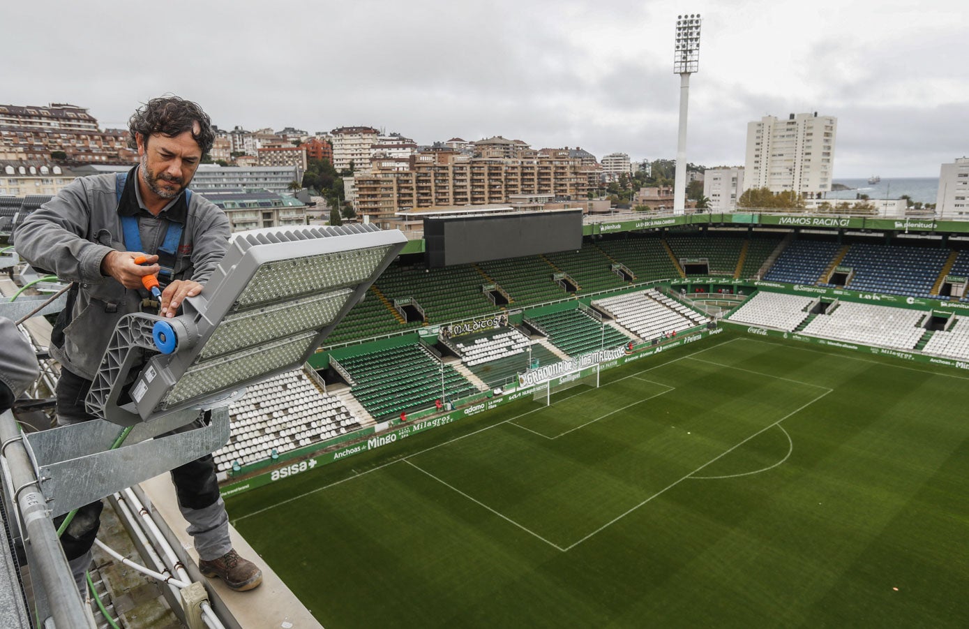 Durante la temporada pasada se sustituyó todo el sistema de iluminación. Costó cerca de un millón de euros. 