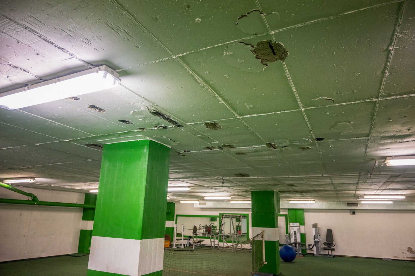 En el gimnasio hay goteras y un evidente deterioro. La sala situada en el otro extremo del estadio se encuentra aún peor.