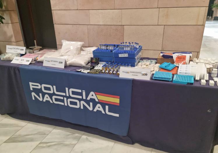 Imagen principal - Drogas y armas requisados en la gran operación.