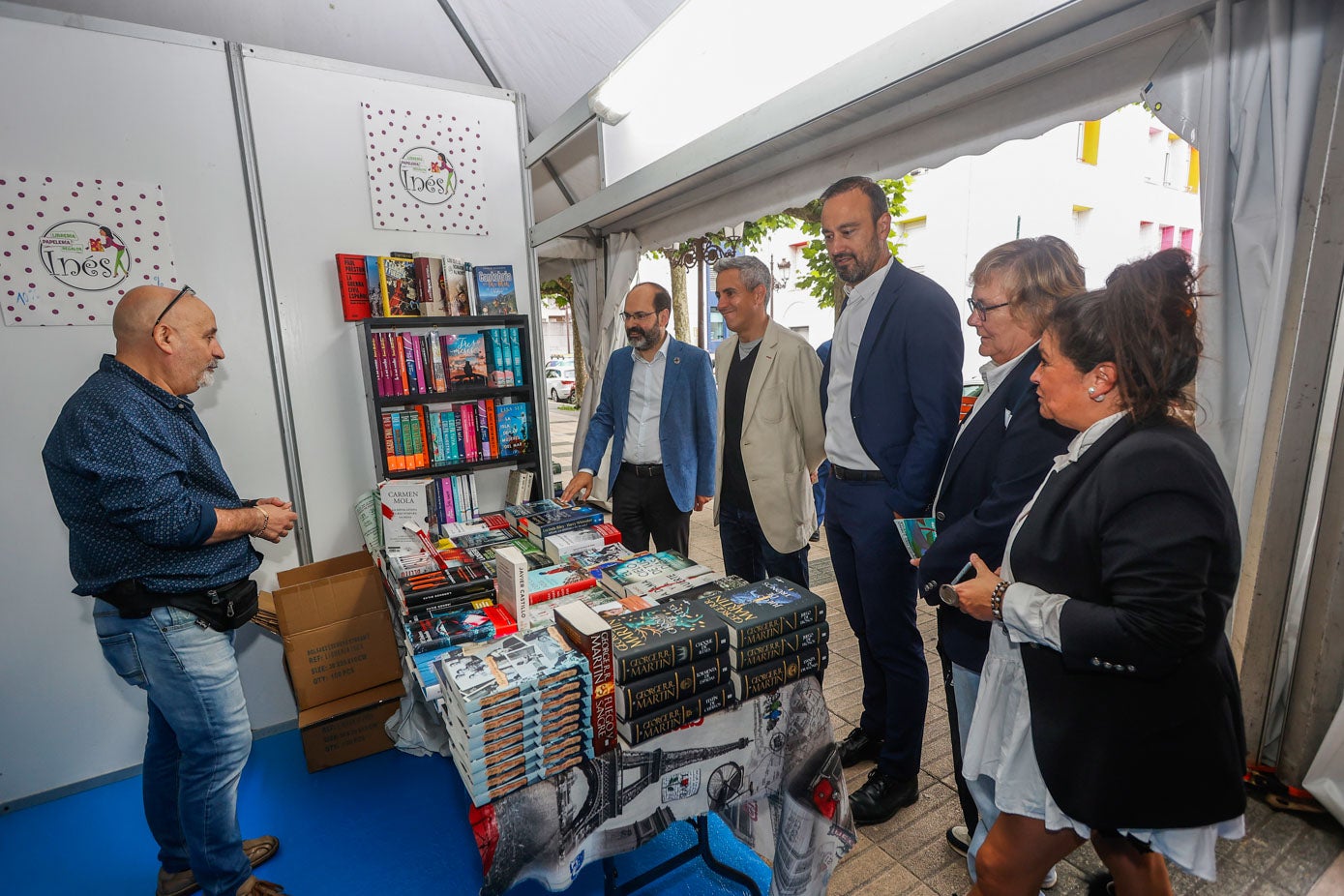 El alcalde de Torrelavega, el vicepresidente en funciones de Cantabria y los responsables de Cultura visitan una de las casetas. 