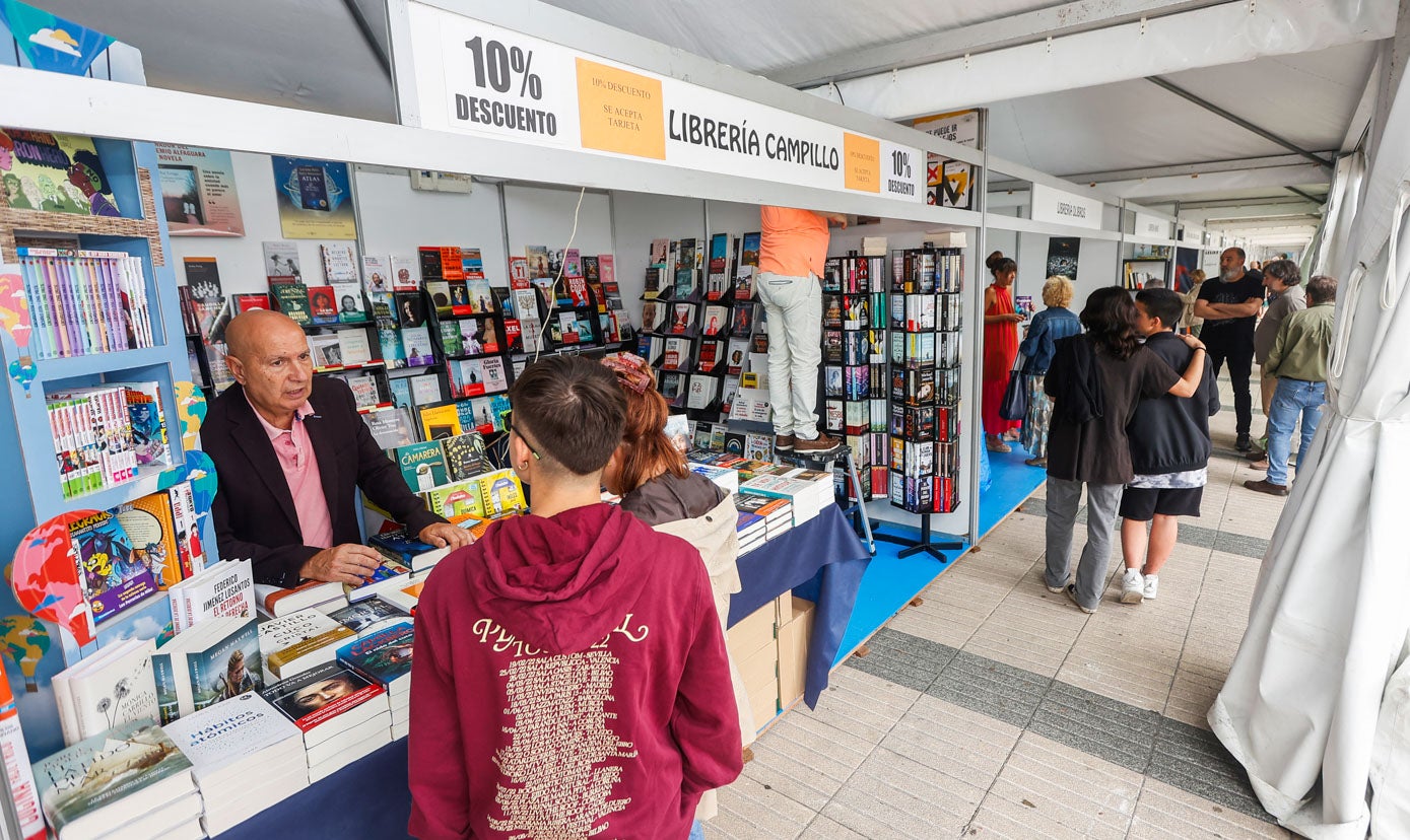 La compra de libros en la feria supone un 10% de descuento.