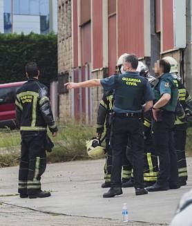 Imagen secundaria 2 - Los bomberos controlan una fuga de amoniaco en una industria cárnica de Guarnizo