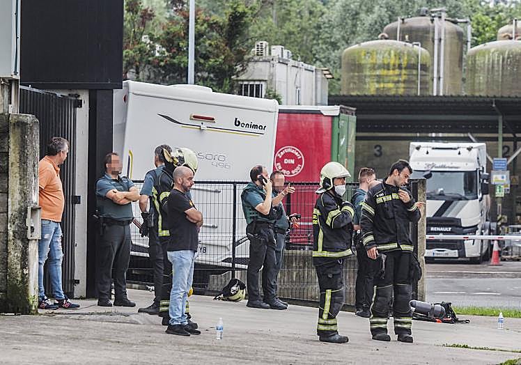 Imagen principal - Los bomberos controlan una fuga de amoniaco en una industria cárnica de Guarnizo