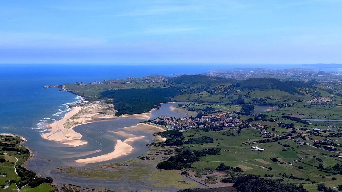 Vista de la playa de Liencres y la Ría de Mogro.