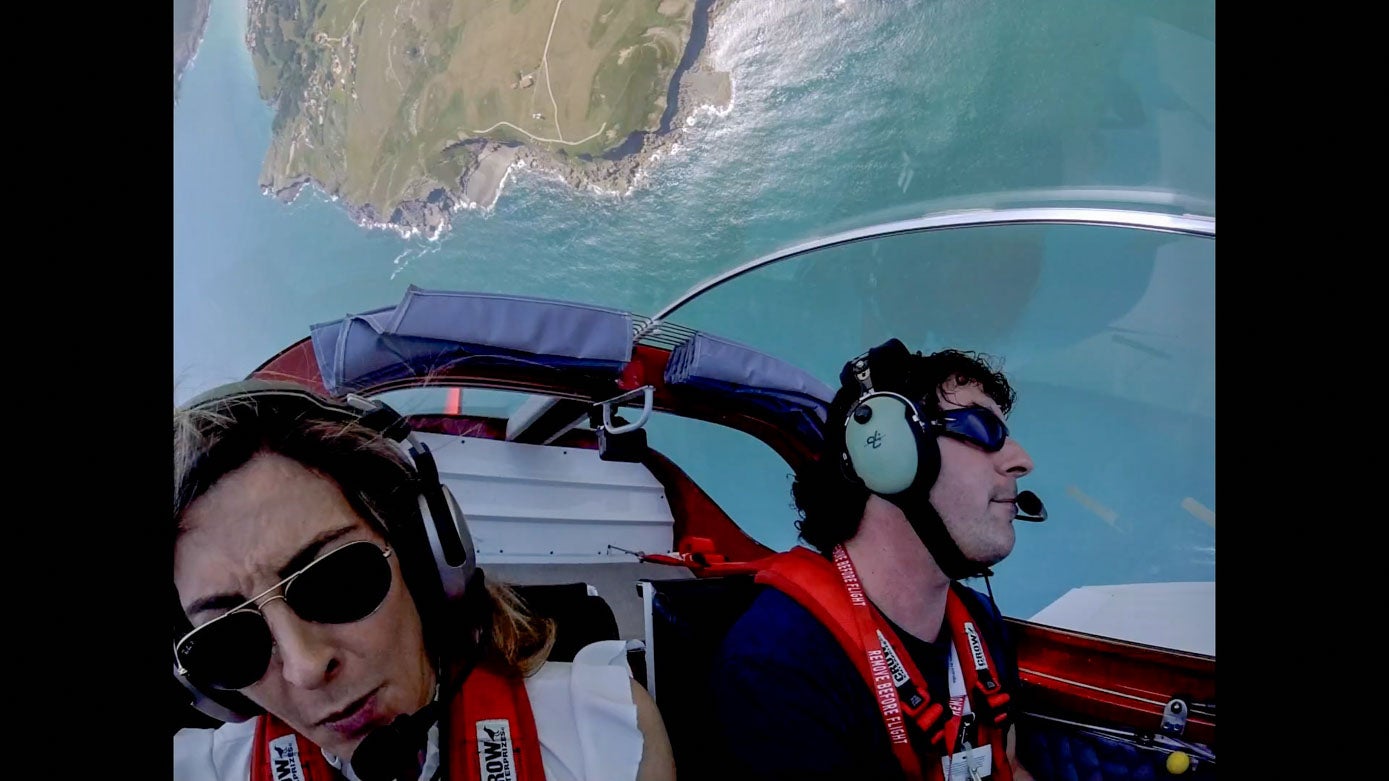 Imagen del avión boca abajo, mientras el piloto hacía un looping.