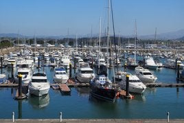 Imagen panorámica del puerto deportivo Marina del Cantábrico, ubicado en Raos, Camargo.