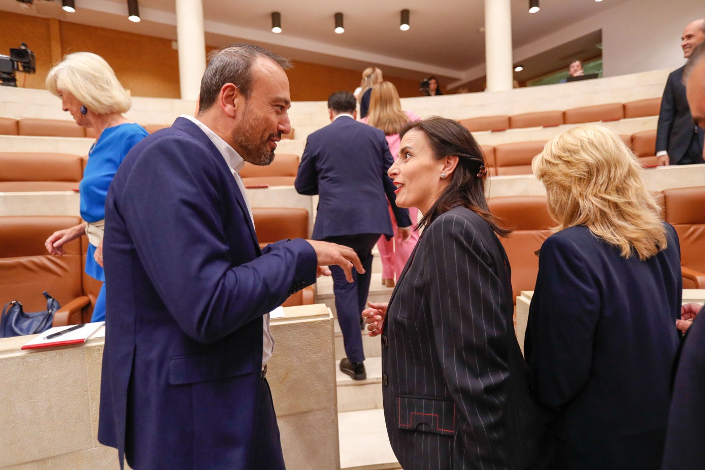 Javier López Estrada conversa con Gema Igual antes de la sesión.