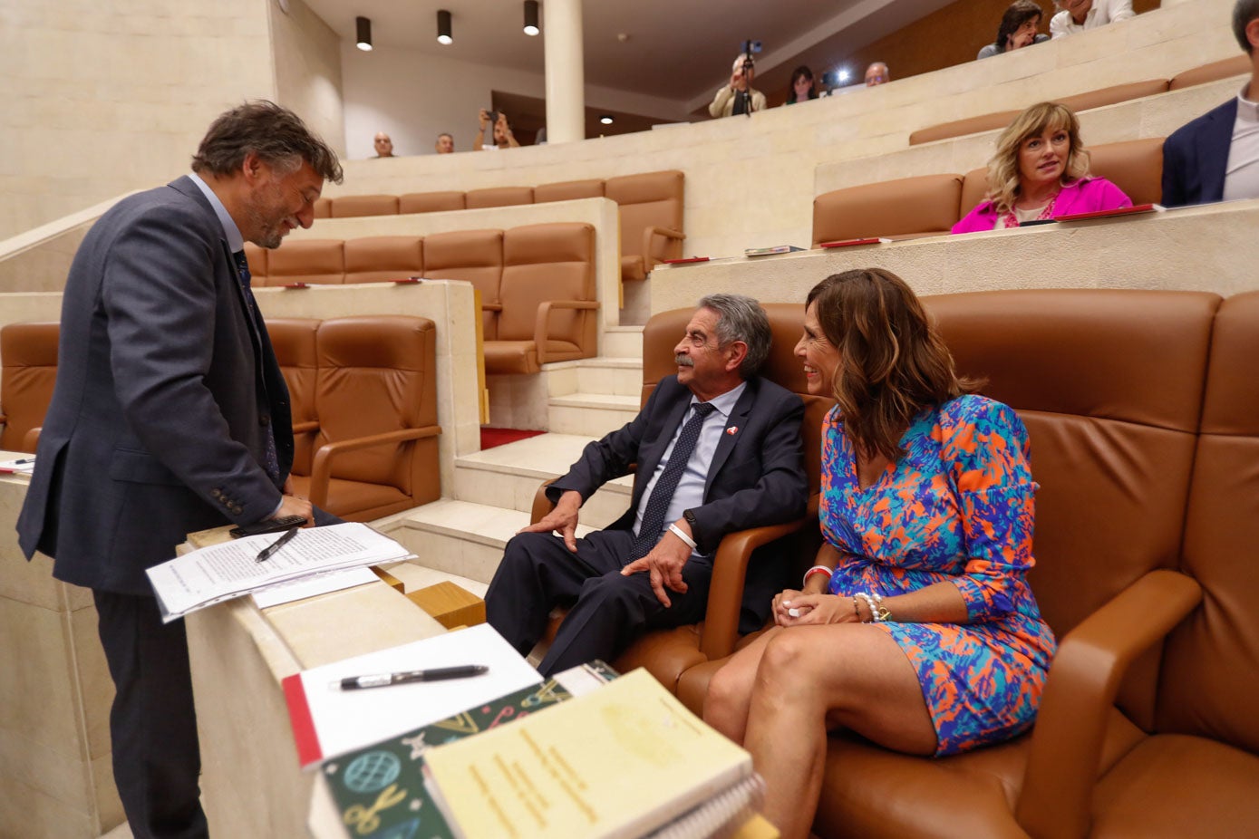 Cristóbal Palacio saluda a Miguel Ángel Revilla y Paula Fernández Viaña.