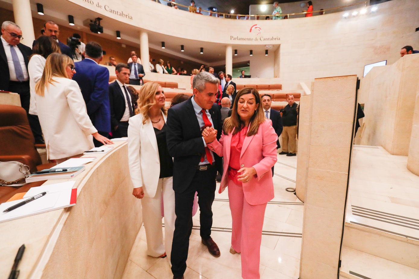 Pablo Zuloaga estrecha la mano de María José Sáez de Buruaga al término de la sesión.