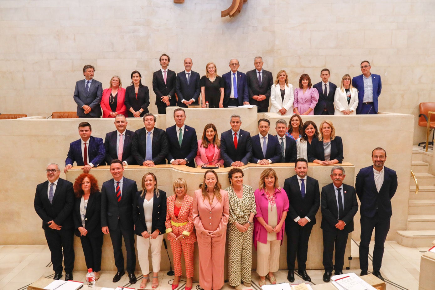 Foto de familia de los 35 diputados del Parlamento de Cantabria para la XI Legislatura.