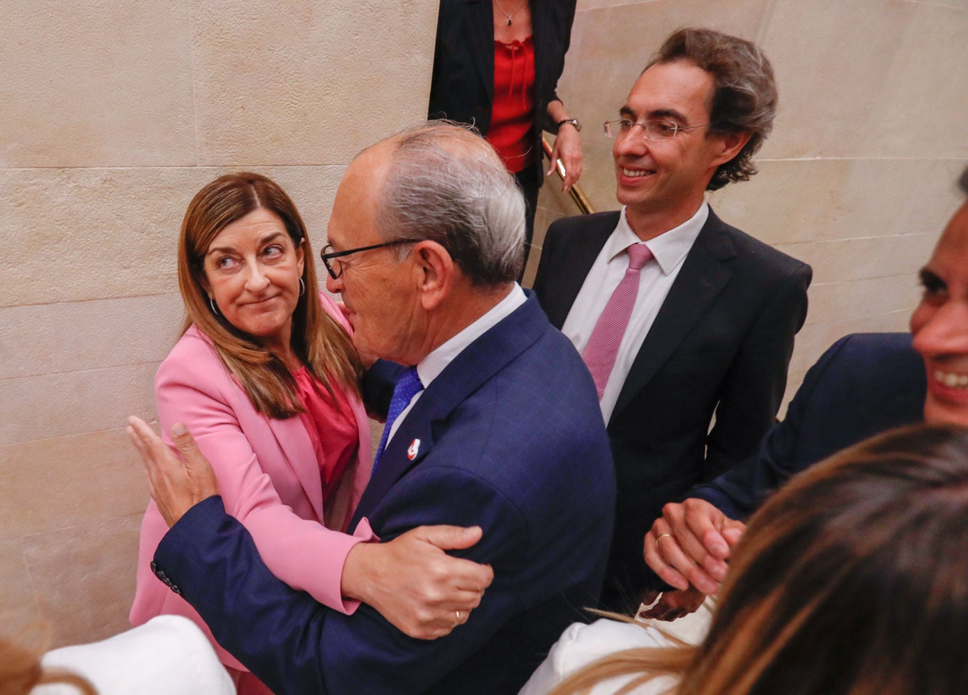 Sáez de Buruaga es felicitada por Marcano mientras Blanco observa.