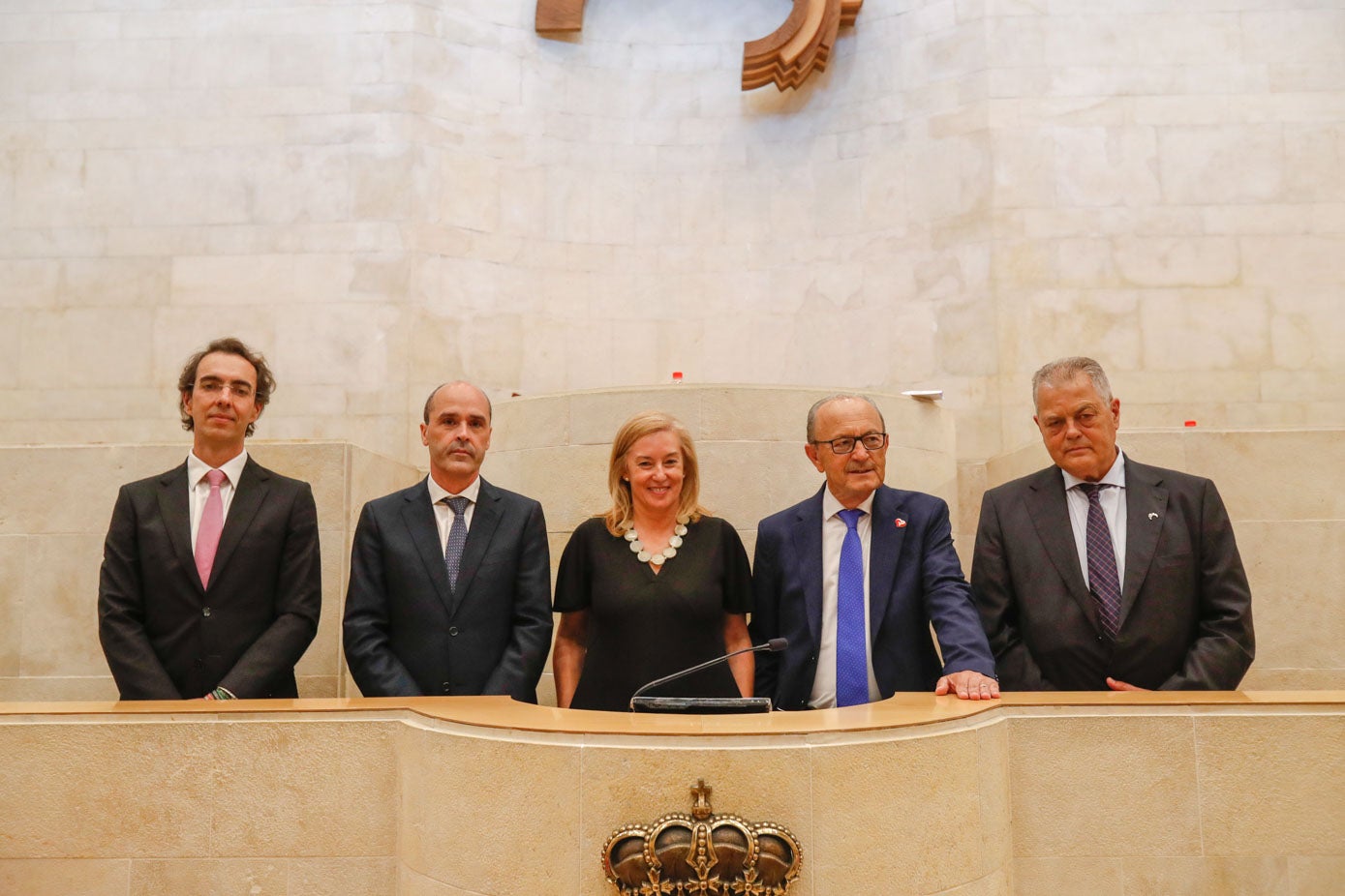 Armando Blanco (secretario primero), Juan José Alonso (vicepresidente primero), María José González Revuelta (presidenta), Francisco Javier López Marcano (vicepresidente segundo) y Joaquín Gómez (secretario segundo), integrantes de la Mesa del Parlamento.