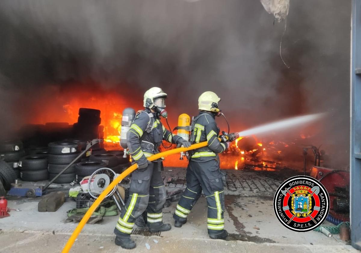 Dos efectivos del Parque de Bomberos de Santander, en una actuación.