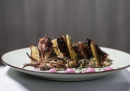 Chipirones con risotto de hongos, receta de Kike Pérez.