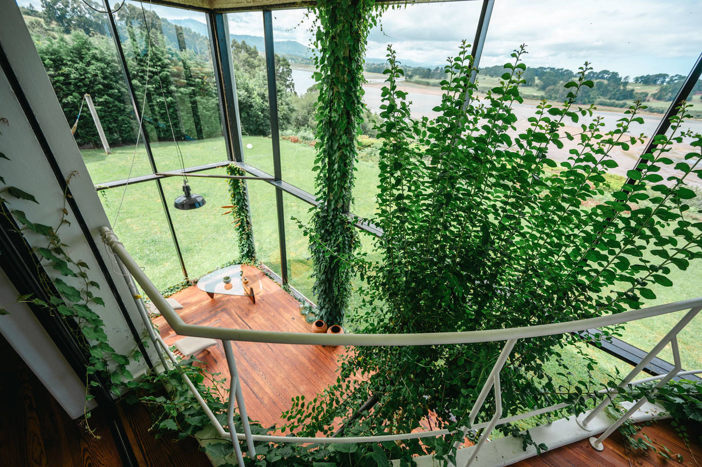 Vista al jardín y a la planta inferior desde uno de los balcones interiores de la segunda planta.