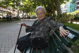 Magdalena Santiago de la Hoz posa ayer en la Alameda tras acudir a la peluquería. Hoy cumple 100 años.
