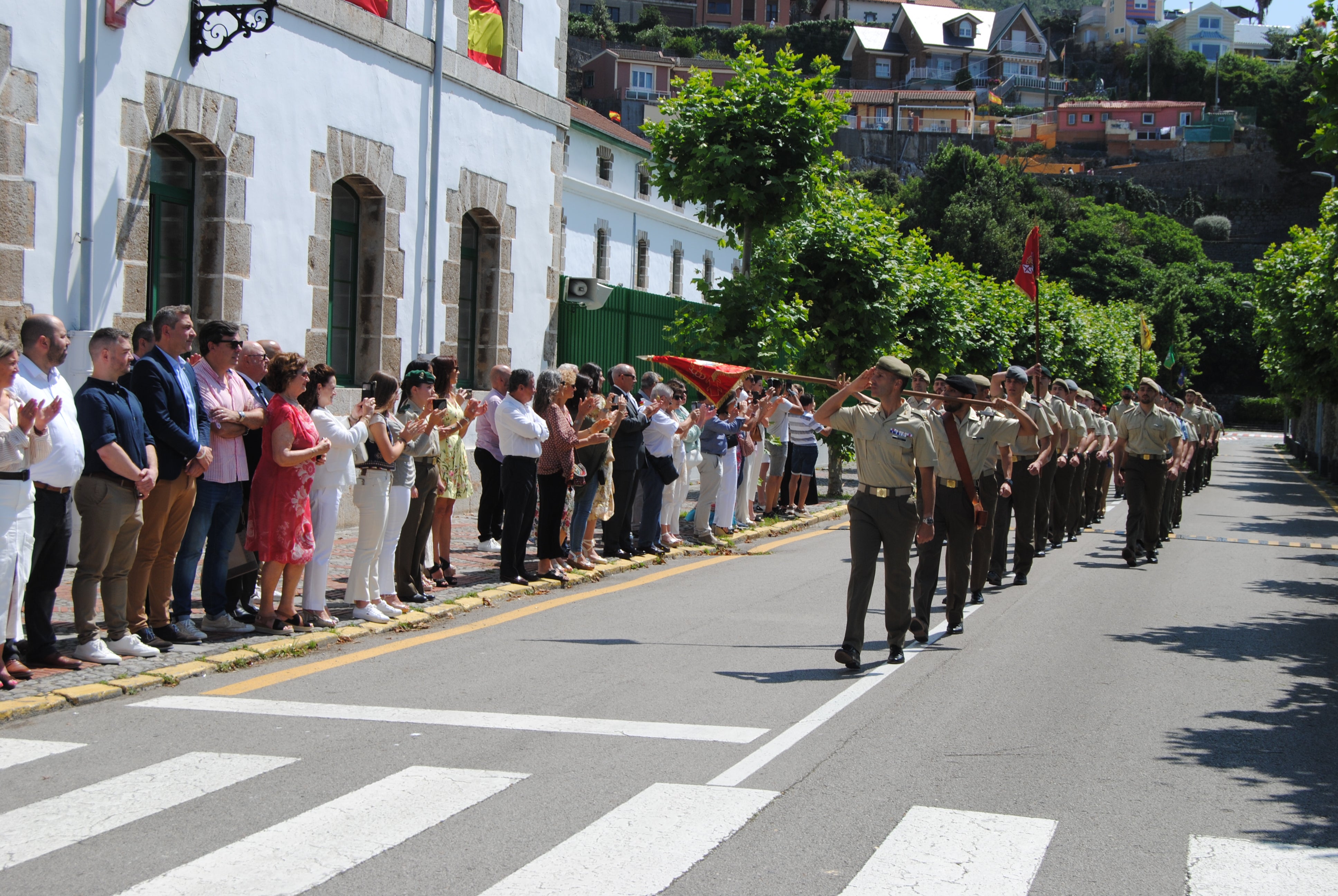 Decenas de familiares de los soldados han seguido el desfile por un tramo de la avenida Carrero Blanco. 