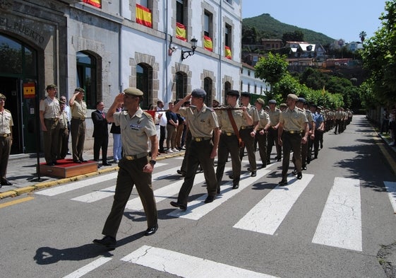 Desfile de los soldados por el exterior de la residencia militar