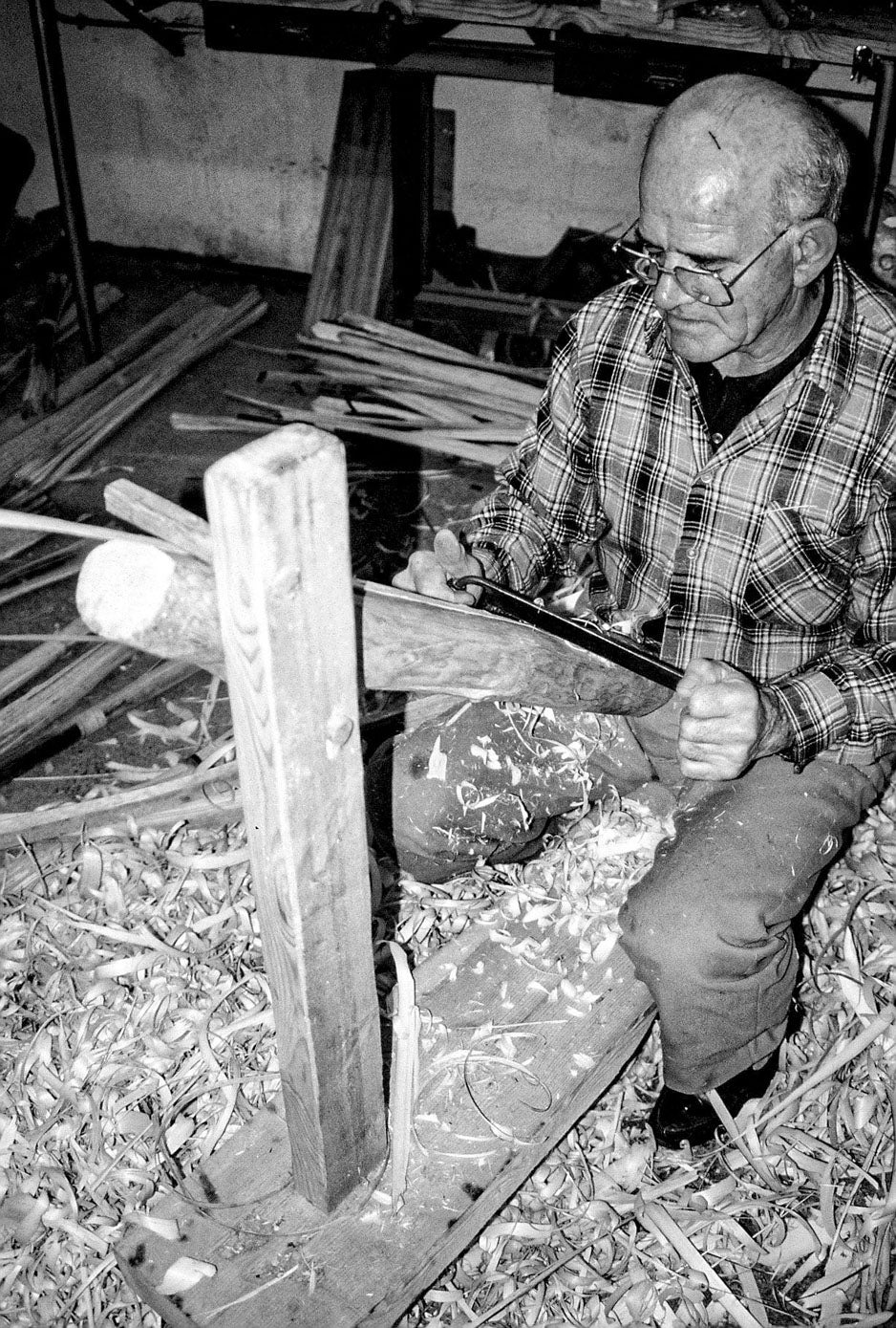 Arturo Robles utiliza la raseria para pulir tablas.