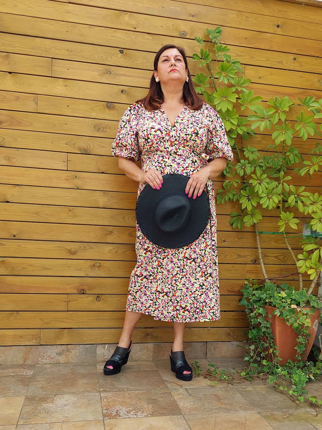 Vestido de H&M con calzado de tienda local y sombrero de Primark