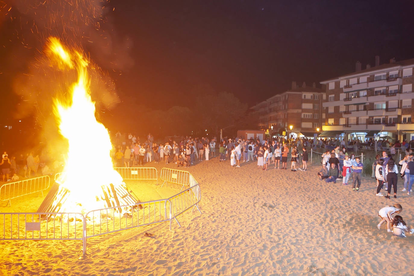 Hoguera oficial de San Vicente de la Barquera, aunque hubo muchas más pequeñas.