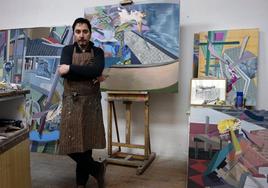 El pintor Ricardo González García, entre varias de sus obras, en su estudio.