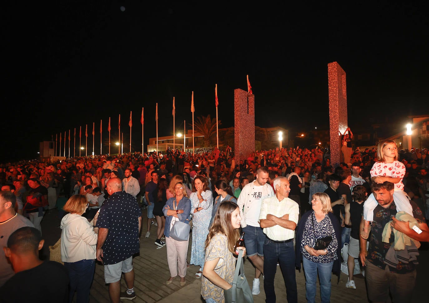 El buen tiempo hizo que numerosas personas se animaran a salir en la noche de San Juan, la más corta del año. En la imagen público en la playa de La Concha en Suances