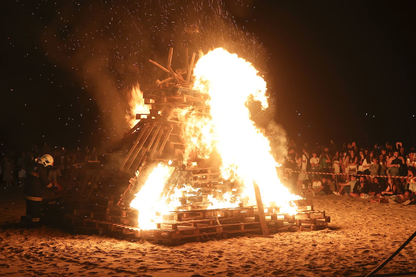 La gente observa como arde la madera en El Sardinero.