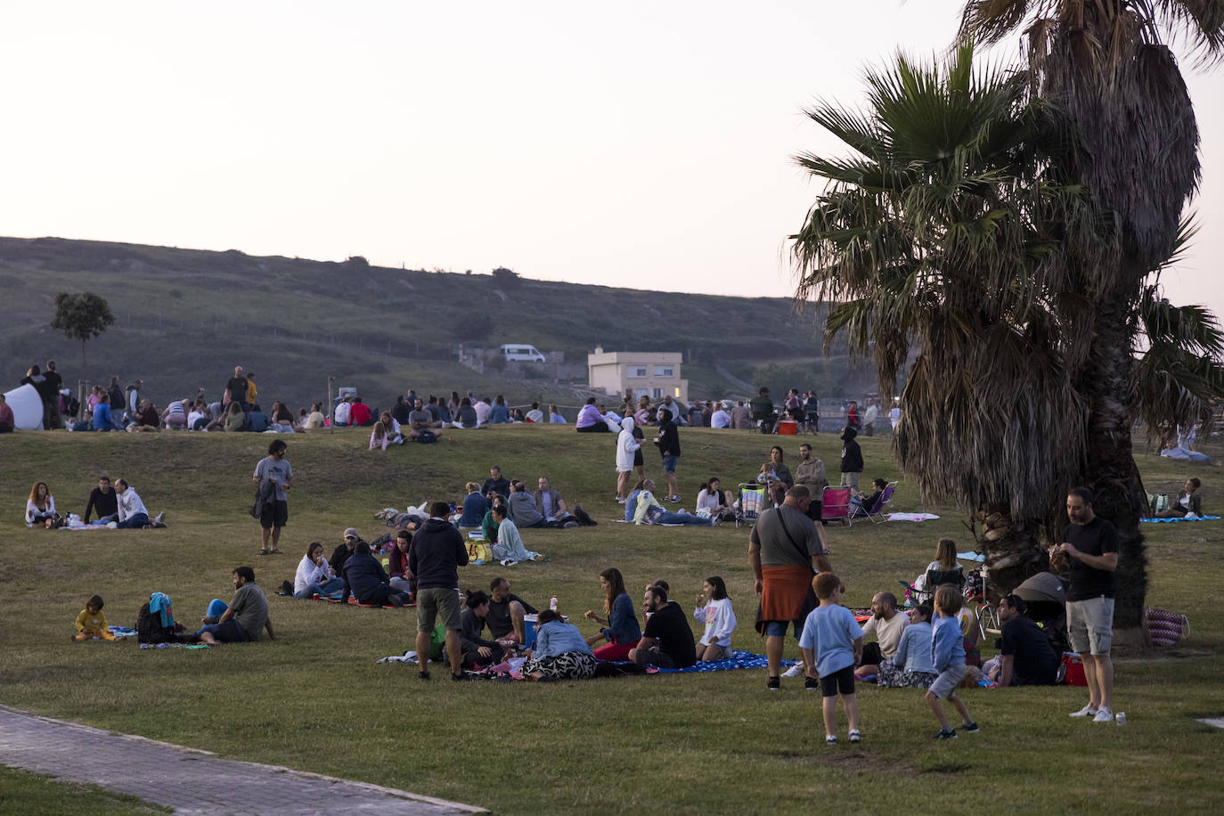 En San Juan de la Canal, los grupos fueron reuniéndose desde antes del anochecer.