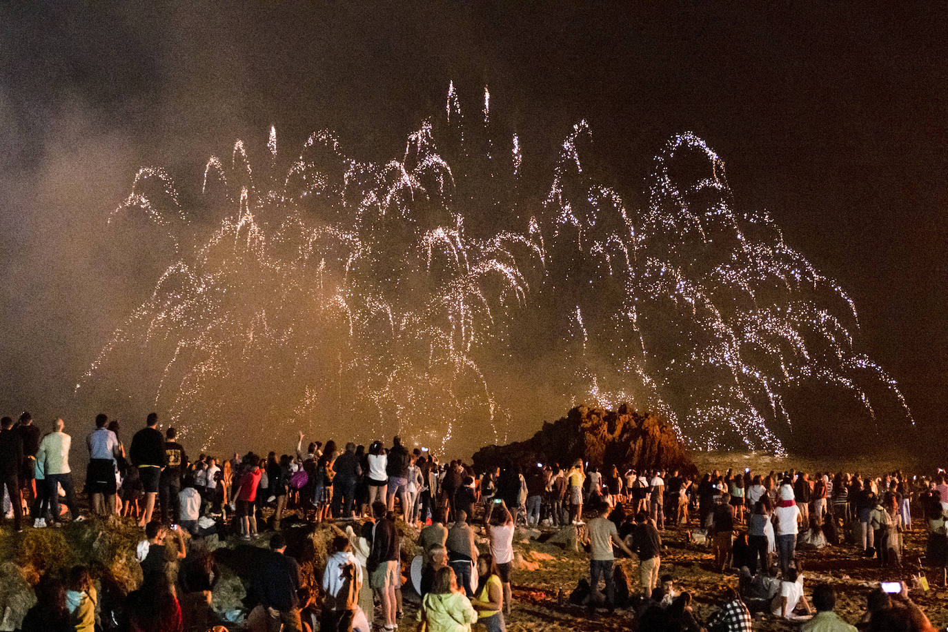 Los fuegos artificiales iluminaron el cielo de Bezana.