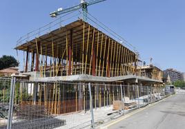 La construcción de la estructura del futuro centro de ocio juvenil ha entrado en su última fase.